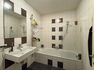 <p>Dit energiezuinige appartement in de Moerstraat combineert een praktische indeling met alle comfort voor modern wonen en beschikt over een uitstekende energiescore (EPC B).</p><p>Bij het binnenkomen word je verwelkomd in een lichtrijke living die aansluit op de ingerichte keuken met een praktische, aparte berging. Vanuit de leefruimte heb je direct toegang tot het gezellige terras. Het appartement beschikt daarnaast over comfortabele slaapkamers en een badkamer met douchebad.</p><p>Als bewoner kun je gebruikmaken van de gemeenschappelijke fietsenstalling. Bovendien is er de mogelijkheid om een autostaanplaats bij te huren.</p><p>Huurprijs: € 895/maand + € 50 gemeenschappelijke kosten. Bezoek mogelijk na afspraak.</p>