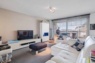 Dit <strong>instapklaar</strong> <strong>duplexappartement</strong> biedt de perfecte combinatie van comfort, moderne afwerking en een ideale ligging. Het appartement beschikt over <strong>drie</strong> <strong>ruime</strong> <strong>slaapkamers</strong>, die volop mogelijkheden bieden voor zowel gezinsbewoning als vakantie. De <strong>volledig</strong> <strong>geïnstalleerde</strong> <strong>keuken</strong> is stijlvol en praktisch ingericht, met <strong>moderne</strong> <strong>apparatuur</strong> en voldoende <strong>opbergruimte</strong>. Er zijn <strong>twee</strong> <strong>badkamers</strong>, wat zorgt voor extra comfort en privacy, ideaal voor een gezin of gasten.<br /><br />Met zijn <strong>twee</strong> <strong>terrassen</strong> geniet je de <strong>hele dag van zonlicht</strong>, waardoor het appartement een oase van rust is, zowel binnen als buiten. De duplexopzet biedt een <strong>speelse</strong> en <strong>luchtige</strong> <strong>indeling</strong>, wat het gevoel van ruimte vergroot. De grote raampartijen zorgen voor <strong>veel</strong> <strong>natuurlijk</strong> <strong>licht</strong>, wat de woning nog warmer en uitnodigender maakt.<br />Het appartement heeft een <strong>gunstige</strong> <strong>EPC</strong>-<strong>score</strong> en voldoet aan de vereisten van <strong>conforme</strong> <strong>elektriciteit</strong>, wat zorgt voor zowel energie-efficiëntie als veiligheid. Extra opbergruimte is te vinden in de <strong>privatieve</strong> <strong>berging</strong> op de -I, en met een <strong>woonoppervlakte</strong> van <strong>138</strong> <strong>vierkante</strong> <strong>meter</strong> is er meer dan genoeg ruimte om je eigen stijl in te brengen.<br /><br />De <strong>ligging</strong> van dit appartement is <strong>uitstekend</strong>. Het is op <strong>wandelafstand</strong> van het <strong>strand</strong>, de <strong>winkels</strong> en het <strong>station</strong>, waardoor je zowel van de rust als de gezelligheid van de omgeving kunt genieten. Dit recente gebouw is bovendien bereikbaar met de <strong>lift</strong>, wat het ideaal maakt voor zowel jonge gezinnen als mensen die op zoek zijn naar comfort op lange termijn.<br />Of je nu op zoek bent naar een <strong>permanente woning, een tweede verblijf of een aantrekkelijke investering</strong>, dit appartement biedt alles wat je nodig hebt. Het is een zeldzame kans om te wonen in een moderne en goed geprijsde eigendom in een toplocatie.