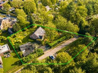 Op het einde van een doodlopende straat, grenzend aan het natuurgebied La Garenne, bevindt zich deze ruime en lichtrijke woning.<br />Met een bewoonbare oppervlakte van 270 m² en diverse polyvalente ruimtes geniet u hier van uitzonderlijk veel wooncomfort, omgeven door groen en rust, terwijl winkels, scholen en sportfaciliteiten zich op korte afstand bevinden.<br />Daarnaast ligt het Antitankkanaal vlakbij, een ideale omgeving voor wandel- en fietsliefhebbers.<br /><br /><strong>Indeling</strong><br />Via de inkomhal met vestiaire betreedt u de woning. De grote raampartijen rondom zorgen voor een overvloed aan natuurlijk licht en bieden een mooi zicht op de tuin. De ruime woon- en eetkamer met gezellige houthaard vormt het hart van de woning en creëert een warme en uitnodigende leefruimte.<br /><br />Aansluitend bevindt zich de ruime keuken, evenals een polyvalente atelierruimte die perfect kan dienen als thuiswerkplek, hobbykamer of speelruimte. Op het gelijkvloers is er daarnaast een praktische en ruime wasplaats met douche en bad. Verder is er nog een aparte toilet en extra kamer aanwezig die kan ingericht worden als slaapkamer, waardoor gelijkvloers wonen en slapen perfect mogelijk is.<br />Zowel de woonkamer als de keuken bieden directe toegang tot de volledig omringende tuin, die een echte oase van rust en groen vormt.<br /><br />Op de eerste verdieping bevinden zich vier slaapkamers en een ruime badkamer met inloopdouche, ligbad, toilet en lavabomeubel.<br /><br />De overdekte loungeplek vormt een extra troef en laat u toe om ook bij minder goed weer van het buitenleven te genieten.<br />Op het perceel bevinden zich twee ruime bijgebouwen, ideaal als schuur, fietsenstalling of hobbyruimte.<br /><br /><strong>Bijzonderheden</strong><br />+ EPC: B – 170 kWh/m²<br />+ Dak vernieuwd in 2025<br />+ Voldoende parkeergelegenheid<br />+ Aan de overzijde heeft men nog een extra perceel van 575 m²