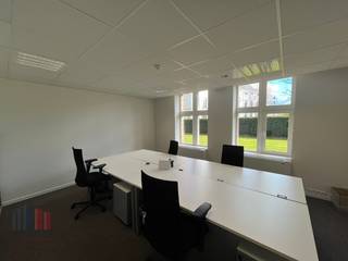 Uitzonderlijk goed bereikbare en instapklare kantoorruimte te huur van 18 m². Ontdek een perfecte balans tussen professionele faciliteiten en een...