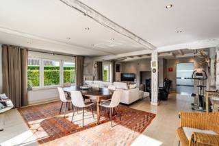 <p>Op een uitstekende locatie langs de Aalstersesteenweg in Ninove vinden we deze bijzonder ruime villa met prachtige tuin, 6 slaapkamers én uitzonderlijk veel mogelijkheden.</p>

<p>De woning beschikt over zeer ruime leefruimtes, een ingerichte keuken, eetplaats en vooraan een afzonderlijke ruimte die perfect kan dienen als bureau, praktijkruimte of extra leefruimte. Op de verdieping bevinden zich maar liefst 6 volwaardige slaapkamers, een ruime nachthal en badkamer. Dankzij de royale volumes en de volledige onderkeldering is dit een ideale eigendom voor grote of samengestelde gezinnen, maar ook kangoeroewonen of een tweewoonconcept behoort tot de mogelijkheden.</p>

<p>De woning is goed onderhouden, maar kan naar eigen smaak verder opgefrist en gemoderniseerd worden.<br /><br />Ook voor zelfstandigen en ondernemers biedt deze eigendom bijzonder veel potentieel. De grote achterliggende loods/hangar is toegankelijk voor vrachtwagens en kan gebruikt worden als opslagruimte, atelier, werkplaats of voor professioneel materiaal. Daarnaast biedt ook de woning zelf heel wat mogelijkheden om wonen en werken onder één dak te combineren.<br /><br />Buiten geniet u van een prachtig aangelegde tuin met terrassen, zwemvijver, poolhouse en een afzonderlijke ontspanningsruimte met sauna.<br /><br />Een unieke eigendom voor grote gezinnen, kangoeroewonen én ondernemers die op zoek zijn naar ruimte, comfort en vooral heel veel mogelijkheden.</p>
