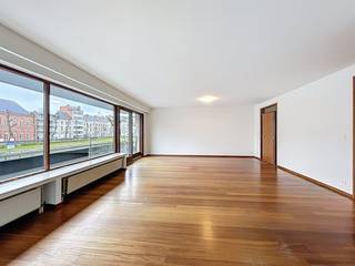 Dit appartement is slim ingedeeld om elke vierkante meter optimaal te benutten. De grote raampartijen in de leefruimte trekken het unieke...