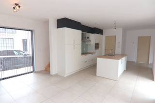 MAISON RÉCENTE AVEC 3 CHAMBRES À COUCHER PRÈS DU CENTRE VILLE A proximité du centre ville de Saint-Trond, nous trouvons cette maison mitoyenne...