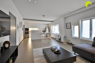 <p><span>Op de grens van Edegem en Mortsel bieden wij u dit ruim en gerenoveerd appartement (100m²) aan met 2 slaapkamers. Inclusief in de prijs een ruime kelderberging. Het appartement zelf is gelegen op de tweede verdieping van een goed onderhouden gebouw in cottagestijl (1923). Op het gelijkvloers en de eerste verdieping is er een artsenpraktijk ingericht. Het appartement beschikt over een aparte ingang.</span></p><p><span>In directe nabijheid vindt u openbaar vervoer, verbindingswegen, winkels en het centrum van Mortsel. Tevens vindt op wandelafstand het fort V.</span></p><p><span>Op heden is het appartement verhuurd. De huurovereenkomst is opzegbaar per 6 maand voor eigen bewoning. </span></p><p><span> </span></p><p><span>Het appartement zelf beschikt overal over dubbele beglazing met pvc schrijnwerk. De individuele centrale verwarming verloopt op gas. De brander werd nog vernieuwd. De elektriciteit is conform aan de</span></p><p><span>voorschriften van het AREI. Na controle werd het appartement als asbestveilig gecategoriseerd. De meeste renovatiewerken werden uitgevoerd na 2008.</span></p><p><span> </span></p><p><span>Indeling:</span></p><p><span> </span></p><p><span>We betreden het appartement via de centrale inkomhal. Hier is voldoende ruimte voor vestiaire alsook een apart gastentoilet met handenwasser.</span></p><p><span>Aansluitend vinden we een zeer ruime en lichte leefruimte op tegelvloer. De keuken werd geïntegreerd in de leefruimte en is voorzien met toestellen. Aangrenzend aan de keuken is er een praktische berging.</span></p><p><span>De slaapkamers bereiken we via de nachthal. Deze bevinden zich achteraan in het gebouw.</span></p><p><span>Ook de badkamer werd volledig gerenoveerd en beschikt over een ligbad, een ruime inloopdouche, een 2e toilet en een badkamermeubel met dubbele lavabo en bergkastjes.</span></p><p><span> </span></p><p><span>Er zijn quasi geen vaste maandelijkse kosten te betalen in het gebouw. Alle meters (gas, water en elektriciteit) zijn apart.</span></p><p><span> </span></p><p><span>Graag som ik voor u nog even de troeven op van dit ruime appartement:</span></p><p><span> </span></p><ul><li><span>Centrale locatie, op de grens van Edegem en Mortsel en in directe nabijheid van winkels, scholen, verbindingswegen, ...</span></li><li><span>Gerenoveerd na 2008: overal dubbele beglazing met pvc schrijnwerk, elektriciteit conform, cv op gas</span></li><li><span>2 volwaardige slaapkamers</span></li><li><span>Quasi geen maandelijkse kosten te betalen in het gebouw: aparte meters </span></li><li><span>Inclusief ruime kelderberging</span></li></ul><p><span> </span></p><p><span>EPC 158 kWh/m² jaar (B-label)</span></p><p><span>P-score (perceelscore): klasse A</span></p><p><span>G-score (gebouwscore): klasse </span><span>A</span></p><p><span> </span></p><p><span>Voor meer info of een bezoek ter plaatse, bel ons op 03-449 42 41 of mail ons via <span>hallo@habicom.be</span></span><span>.</span></p><p><span>De waarde van uw eigendom kennen?  Maak een vrijblijvende afspraak met onze habicom-expert in uw buurt.</span></p><p><span> </span></p>