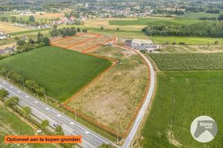 <p>ASSE – Instapklare woning met stallen op ca. 1,8 ha en mogelijkheid tot aankoop van bijkomende grond<br /><br />In het landelijke Asse bevindt zich deze instapklare eigendom die wonen en ruimte op een unieke manier combineert. Deze zonevreemde woning is gelegen op een perceel van ongeveer 1,8 hectare en biedt bovendien de mogelijkheid om nog eens 2,1 hectare aangrenzende grond bij aan te kopen. Hierdoor is dit een uitgelezen kans voor paardenliefhebbers of dierenhouders die op zoek zijn naar een eigendom met tal van mogelijkheden.<br /><br />Op het gelijkvloers beschikt de woning over een inkomhal, een gezellige leefkeuken, een lichtrijke woonkamer en een apart gastentoilet. De eerste verdieping omvat drie volwaardige slaapkamers, een praktische berging en een badkamer. Op de tweede verdieping bevinden zich nog twee extra slaapkamers die perfect kunnen dienen als kinder-, hobby- of bureauruimte.<br /><br />Aansluitend aan de woning bevinden zich een garage en een polyvalente ruimte die flexibel kan worden ingericht volgens uw eigen noden. Het ruime bijgebouw is uitgerust met tien stallen, zadelkamer en een wasplaats, waardoor deze eigendom zich uitstekend leent voor het houden van paarden of een andere (para)-agrarische activiteit.<br /><br />Dankzij de combinatie van een instapklare woning, een uitgebreide infrastructuur en een royaal perceel vormt deze eigendom een zeldzame opportuniteit voor wie comfortabel wil wonen in een groene omgeving met alle ruimte.<br /><br />Wenst u meer informatie over deze eigendom of wilt u graag een bezoek inplannen? Aarzel dan niet om ons te contacteren via 053/60.65.66.</p>