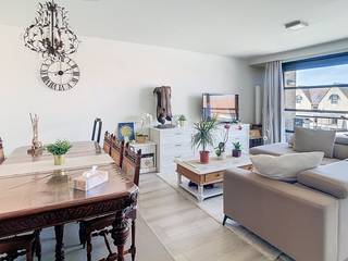 Op zoek naar een comfortabel appartement te huur in het centrum van Ieper? Dit gezellige éénslaapkamerappartement is gelegen op de derde verdieping van residentie Arosa en combineert een rustige woonomgeving met een uitstekende centrale ligging.<br /><br />De Grote Markt, winkels, horecazaken en het openbaar vervoer bevinden zich allemaal op wandelafstand. Dankzij de aanwezigheid van een lift is het appartement bovendien vlot bereikbaar.<br /><br />INDELING<br />Verdieping +3:<br />- Inkomhal van 4,5 m² met afzonderlijk toilet<br />- Lichtrijke leefruimte van 27 m² met toegang tot het terras van 4,5 m²<br />- Keuken van 7,4 m²<br />- Praktische berging<br />- Slaapkamer van 12 m²<br />- Badkamer van 4,5 m² <br /><br />Gelijkvloers:<br />- Gemeenschappelijke fietsenberging<br /><br />==> Lift aanwezig!<br /><br />Ben je geïnteresseerd in dit pand te huur in Ieper? Surf dan naar de website www.dewaele.com, klik op de rode knop 'Bezoek aanvragen' en vul het huurdersprofiel in. Daarna nemen we contact op voor een bezoek