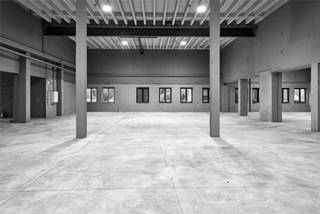 Magazijnunit te huur.Specificaties: • Unit 1: ± 1.200 m² = 4.900 euro excl. btw en kosten.De hoogte bedraagt 7 à 8 meter.Specificaties: Kantoorruimte...