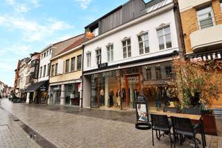 <p><span>ZALIG APPARTEMENT IN EEN KLEINSCHALIGE GEBOUW IN HET MIDDEN VAN DE STAD  </span></p><p><span> </span></p><p><span>Tijdloos en kwalitatief ingericht, voorzien van vloerverwarming en domotica.  <br />De lift brengt ons naar het tweede verdiep waar ruimte en licht ons verwelkomen.<br /><br />Een mooi inkomhal zorgt voor de verbinding tussen woon- en slaapgedeelte.  <br />De fraaie leefruimte met perfect ingerichte keukenhoek is vlot verbinding met een aangenaam woonterras.  <br /><br />Er zijn 2 slaapkamers en een parel van een badkamer met inloopdouche.  <br />Met extra grote bergruimte. </span></p><p><span> </span></p><p><span>SUPER CENTRAAL<br />ALLE COMFORT<br />VEEL RUIMTE<br />GROOT TERRAS</span></p><p><span> </span></p>