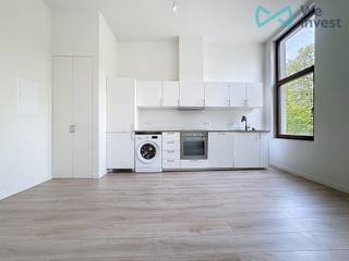 <p>Tel: 0456 87 27 16 / E-mail: juliana.t@weinvest.be</p>
<p>We Invest presenteert met trots dit prachtige volledig gerenoveerde appartement met 2 slaapkamers van ± 77 m², ideaal gelegen in het hart van Sint-Katelijneplein, op wandelafstand van alle voorzieningen.</p>
<p>Het appartement bestaat uit een inkomhal, een ruime en lichtrijke woonkamer van ± 35 m² met een open, volledig uitgeruste en functionele keuken. In de keuken is ook een wasmachine geïntegreerd, wat zorgt voor optimaal dagelijks comfort. Verder zijn er twee mooie slaapkamers van ± 13 m² en ± 9 m², evenals een balkon aan de achterzijde van het gebouw, discreet en uit het zicht.</p>
<p>Het appartement werd recent volledig gerenoveerd en beschikt over kwaliteitsvolle voorzieningen: brand- en geluidswerende dubbele beglazing, een ventilatiesysteem (VMC), een waterontharder en 11 zonnepanelen, wat zorgt voor een uitstekend wooncomfort en een goede energieprestatie.</p>
<p>Gelegen in een levendige en gegeerde wijk, met directe toegang tot openbaar vervoer, winkels, restaurants en alle andere faciliteiten.</p>
<p>Huurprijs: € 1.300<br />Lasten: € 130 (water, onderhoud gemeenschappelijke delen, elektriciteit gemeenschappelijke delen, zout voor waterontharder)<br />Type huurcontract: 3 jaar<br />EPC: B+</p>
<p>Onmiddellijk beschikbaar</p>
<p>Snel te bezichtigen!<br />Voor meer exclusieve panden, bezoek <span>www.weinvest.be</span></p>