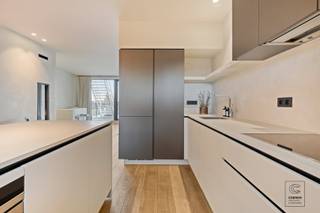 Deze uitzonderlijke duplex van 130 m² bevindt zich op een absolute toplocatie in het fel gegeerde Antwerpen Zuid, waar het Zuidpark fungeert als...