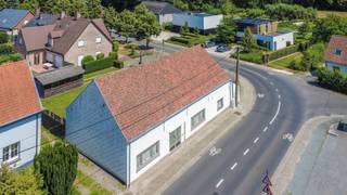 Een te moderniseren, residentieel gelegen gelijkvloersvilla met heden oa. 2 slaapkamers, een zeer ruime in te richten zolderverdieping (125m²), grote oprit/parking, garage en tuin op een perceel van 8a 13ca.<br /> <br />Op het gelijkvloers: inkomhal, living - eetplaats (50.00m²), keuken (22.00m²), <br />2 slaapkamers (18.00 / 17.00m²), nachthal, badkamer (douche, wastafel), toilet;<br />Zolderverdieping: riante in te richten dakverdieping van (125.00m²); <br />Verder: parking/oprit, garage, ruime vrijstaande garage, terras en tuin.<br /><br />Buitenschrijnwerk alu dubbele beglazing - Centrale verwarming op aardgas<br />EPC: 582 kWh/m² - UC: 3914106<br />Perceeloppervlakte: 8a 13ca - K.I.: 1.145 EUR<br />Vrij bij akte.<br /><br />Stedenbouwkundige inlichtingen aangevraagd.