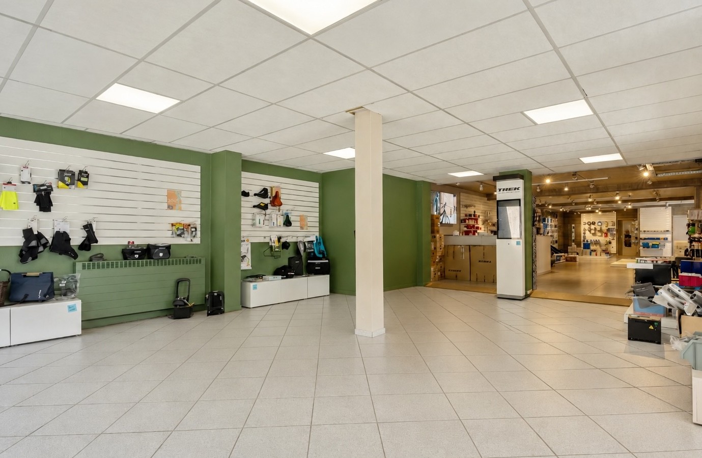 Commercieel pand met ruime handelsruimte, loods én drie-slaapkamer appartement van 160 m² in Wezemaal ! - foto 4