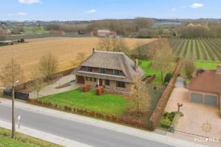 Aan de Heerbaan 62 in Kortenaken vindt u deze uitzonderlijke villa, waar rust, privacy en modern wooncomfort op harmonieuze wijze samenkomen.Gelegen...