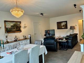 Dit instapklare gelijkvloers appartement combineert een praktische indeling met een topligging nabij het dorpscentrum met winkels en openbaar vervoer.<br /><br />Het appartement beschikt over een gezellige woonkamer met open keuken, een handige berging, twee volwaardige slaapkamers, een badkamer en een afzonderlijk toilet. Vanuit de leefruimte heb je rechtstreeks toegang tot het ruime terras. <br /><br />Achter het gebouw is een autostaanplaats voorzien en is er een fietsenstalling beschikbaar. De nabijheid van de oprit van de E17 zorgt bovendien voor een uitstekende bereikbaarheid.<br /><br />Een ideale woonplek voor wie op zoek is naar comfort, ruimte en een vlotte verbinding.<br />(Maandelijkse vaste kosten: 50 €)