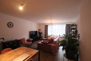 INDELINGInkomhal met vestiairekast, ruime woonkamer met videofoon, keuken met formica aanbouwkeuken met spoeltafel met 1 spoelbak, afzuigkap,...