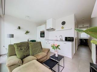 <p><span>Mooi appartement met terras op het Eilandje.</span></p><p><span> </span></p><p><span>Ben jij op zoek naar een leuk appartement op toplocatie op het Eilandje voor jou alleen? Dichtbij de vele restaurantjes, winkels, musea en toch makkelijk bereikbaar t.o.v. verbindingswegen en openbaar vervoer? Dan zou dit appartement helemaal iets voor jou kunnen zijn.</span></p><p><span>Gelegen op toplocatie op het Eilandje met zicht op het water en tussen het Red Star Museum en het MAS, is dit appartement op de 3de verdieping een pareltje. Het appartement heeft een inkomhal (met aansluiting voor wasmachine), een apart toilet met handenwasser, een woonkamer met open ingerichte keuken en een terras met zicht op het water. Achteraan is er een slaapkamer op laminaatvloer en een badkamer met douche en wastafel. In de kelder bevindt zich nog een extra berging en ook een gemeenschappelijke fietsenstalling. </span></p><p><span>Bovendien is het appartement onderhoudsvriendelijk afgewerkt.</span></p><p><span>Vaste gemeenschappelijke kosten: 120€/maand</span></p><p><span> </span></p>