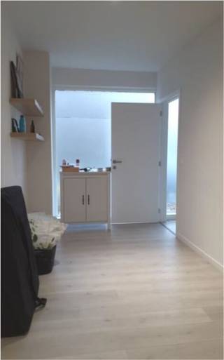 Comfortabele woning te huur in Koolkerke Brugge.  **  + Zeer goede mobiscore  8,9 op 10!  **    **  Omvat een Praktijkruimte, toilet, berging, Woonkamer met ingerichte open keuken, bureauruimte, 3 slaapkamers, badkamer en zolderberging.  **  #leukwonen #brugge  **    **  Beschikbaar  15 september  2026