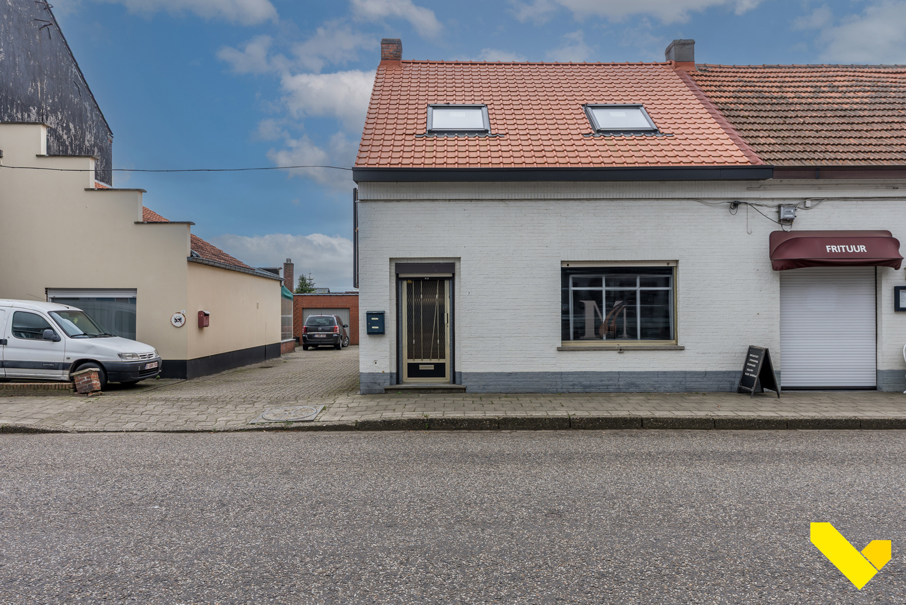 Verder te renoveren woning in het centrum van Veerle. - foto 1