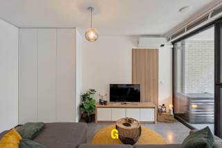 Dit knap ingericht appartement bevindt zich op het gelijkvloers in de zeer nette residentie Apollo, gelegen langs Hof ter Weyer ter hoogte van nummer 1. <br /><br /><br />LIGGING<br /><br />De ligging is zeer gunstig, vrijwel op wandelafstand van het gezellige dorpsplein van deze bloeiende gemeente, met in de directe omgeving bakkers, een slager, apothekers, gezellige eetadresjes en verschillende supermarkten. Het centrum van Bilzen ligt op slechts een drietal kilometer. Wie een vlotte verbinding zoekt met omliggende steden, vindt de oprit van de E313 op slechts 1,5 km. <br /><br /><br />RESIDENTIE APOLLO<br /><br />De residentie, daterende van 2018, is gebouwd volgens de hedendaagse normen van comfort en energiezuinigheid. Zowel de gevel als de afwerking van hal en gemeenschappelijke delen laten al onmiddellijk bij binnenkomst een nette degelijke stijlvolle uitstraling na, die men ook binnen in het appartement verder zal kunnen ervaren. In deze verzorgde residentie, waar iedereen gesteld is op rust en privacy, zal het aangenaam en gemoedelijk om wonen zijn. <br /><br />APPARTEMENT B03<br />Dit verzorgde, leuk ingedeelde appartement is gelegen op de gelijkvloerse verdieping, vlak aan de inkomhal en de lift, hetgeen dit appartement vlot toegankelijk maakt ook voor minder mobiele mensen. De huidige eigenaar heeft dit mooie eigendom smaakvol ingericht en voortdurend netjes onderhouden. Boven op de al verzorgde standaardafwerking werd nog geïnvesteerd in strak, knap afgewerkt inbouwmeubilair onder meer in de hal, slaapkamers en leefruimte. <br /><br /><br />INDELING/OMSCHRIJVING:<br /><br />-Verzorgde gemeenschappelijke inkomhal met lift.<br />-Privé inkomhal met gastentoilet en maatwerk vestiairekast<br />-Leuk ingedeelde leefruimte met lichtrijke eethoek, gezellige zithoek met strak afgewerkt inbouwmeubilair en details in houtwerk, toegang tot het terras<br />-Open ingerichte keuken met kookplaat, koelkast, oven en vaatwasmachine.<br />-Aansluitend: berging met aansluitingen voor wasmachine.<br />-Zuidgericht zonneterras (10 m² ) aan de voorzijde van het gebouw<br />-Eerste volwaardige slaapkamer gelegen aan de rustige achterzijde van het gebouw, noord gericht en netjes ingericht met een maatwerk dressingkast. <br />-Mooie badkamer met meubel en inloopdouche<br />-Tweede nog degelijk ruime slaapkamer, op heden ingericht als kapsalon, eenvoudig terug in te richten als slaapkamer. <br /><br /><br />Inbegrepen in de prijs zijn nog de standplaats en individuele berging in de kelderverdieping. <br /><br />Enkele technische kenmerken:<br />-EPC: 96,22 kWh:m² pj – label A<br />-Hoogrendementsketel aardgas – vloerverwarming<br />- Driedubbele beglazing in ALU raamprofielen<br />-Airco<br /><br /><br />Dit mooie eigendom kan een interessant aanbod zijn: <br />-Voor wie op zoek is naar een degelijk, recent en energiezuinig gelijkvloersappartement in een rustige serene residentie, comfortabel ingericht en knap afgewerkt, gunstig en centraal gelegen.<br />-Voor de investeerder die op zoek is naar aantrekkelijk appartement dat de nodige aantrekking zal genieten van een groot aantal geschikte kandidaat-huurders, met zicht op een mooi rendement - zonder aankomende kosten. Volledige, doorgedreven huurbegeleiding mogelijk via ons kantoor.