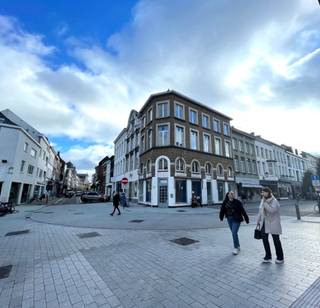 Handelpand op toplocatie in het centrum van Mechelen.commercieel zeer goede ligging aan vijfhoek (nabij Bruul en OLV straat)Indeling: winkelruimte...