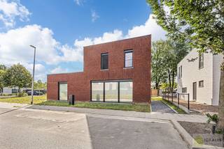 PRACHTIGE NIEUWBOUWWONING (2% REGISTRATIERECHTEN MOGELIJK!) MET EEN HEERLIJK LICHTRIJKE WOONKAMER MET OPEN KEUKEN, RUIME BERGING, BUREEL,...