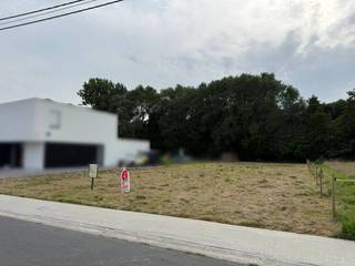 In de Reynaertstraat te Sint-Baafs-Vijve (Wielsbeke) vinden we dit prachtig gelegen stuk bouwgrond met een totale grondoppervlakte van ca. 1.036 m² met landelijk karakter en zicht op het groen. Winkels, scholen en openbaar vervoer bevinden zich op slechts 2km van de eigendom. ALGEMENE INFOTotale grondoppervlakte van 1.036m² Bouwvoorschriften:- 17m façade en 60m diepte- 10m bebouwbare gevel op max. 20m diepte - 2 volle bouwlagen én een dak toegelaten Zonder enige bouwverplichting!Meer informatie betreft de bouwvoorschriften verkrijgbaar op ons kantoor.