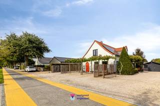 Ontdek deze gezellige, vrijstaande woning in Nazareth-De Pinte, waar rust, ruimte en een uitstekende bereikbaarheid harmonieus samenkomen. De woning ligt bijzonder rustig en toch op korte afstand van het centrum. Ze werd steeds piekfijn onderhouden, en beschikt over zonnepanelen en een laadpaal.<br />Via de inkomhal komt u in de lichtrijke leefruimte, ingericht met een gezellige televisiehoek en een aansluitende eetplaats. De mooie keuken bevindt zich naast deze ruimte. Daarnaast bevindt zich een ruime technische berging met plaats voor een wasmachine, droogkast en extra opslag. Van hieruit bereikt u het grote zonneterras en de tuin. Ook vanuit de woonkamer stapt u rechtstreeks op het charmante ochtendterras, ideaal voor een koffie in de ochtendzon. Op het gelijkvloers vindt u eveneens een badkamer met comfortabele inloopdouche en toilet.<br />Boven bevinden zich een kleinere slaapkamer, een tweede toilet en een uitzonderlijk ruime hoofdslaapkamer met aansluitende dressing. Dankzij de royale oppervlakte kan deze kamer eenvoudig worden opgedeeld, waardoor een derde slaapkamer mogelijk is.<br />Rondom de woning liggen verschillende zonnige terrassen, waaronder een ruim terras voor gezellige barbecues. De sfeervolle tuin, het tuinhuis en de afzonderlijke opslagruimte bieden extra comfort. Met twee ruime opritten en nog twee parkeerplaatsen vooraan is ook aan parkeerruimte geen gebrek. Een warme thuis op een toplocatie!
