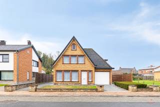 <p>Située dans une rue calme, à proximité du centre de Sint-Joris, cette spacieuse maison familiale de caractère bénéficie d'une construction solide. <br />La maison offre une base solide et bien entretenue, à aménager selon les besoins actuels.</p><p><strong>AGENCEMENT :</strong><br />Au rez-de-chaussée, la maison comprend un hall d'entrée avec vestiaire, un espace de vie convivial avec salle à manger, coin salon et véranda attenante, une cuisine récente, un débarras en sous-sol, une buanderie, des toilettes séparées, une salle de bains, un débarras extérieur avec grenier de rangement et un garage intégré<br />Au premier étage se trouvent trois chambres et une pièce supplémentaire, idéale comme bureau ou atelier de loisirs.<br />À l'extérieur, vous profiterez d'un agréable jardin exposé sud sur un beau terrain de 713 m², avec à l'arrière un abri de jardin dont le toit a été récemment rénové.</p><p><strong>ATTOUTS : </strong><br />• emplacement calme, <br />• beau terrain avec une orientation favorable<br />• construction de qualité et prête à être remise au goût du jour selon les normes actuelles<br />• agencement spacieux</p><p>Une belle opportunité pour ceux qui recherchent une maison familiale solide et pleine de potentiel, dans un cadre agréable.</p><p>Contactez-nous pour plus d’informations ou pour organiser une visite. <strong>Simon +32 499 99 49 17</strong> ou <strong>simon@heritagevastgoed.be</strong></p><p><strong>Informations pratiques :</strong><br />• Label EPC F | 578 kWh/m² par an – obligation de rénovation<br />• Renseignements urbanistiques : Vg | Wg | Gmo | Gvkr | Vv<br />• Sensibilité aux inondations : note de la parcelle A, note du bâtiment A<br />• La surface habitable mentionnée ci-dessus correspond à la surface brute indiquée dans le certificat PEB.</p>