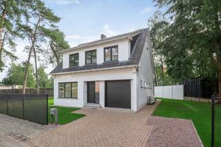 <p>Op de Pater damiaanstraat 1, vindt u deze volledig gerenoveerde (2026) en energiezuinige woning.<br /><br />Dankzij de doordachte indeling en een ruim bewoonbare oppervlakte op een perceel van 470m², is dit een ideale thuis voor gezinnen die op zoek zijn naar ruimte en praktisch gebruiksgemak.</p>
<p>De woning telt 2 bouwlagen, vier ruime slaapkamers, 2 badkamers, een wasplaats, kelder, ruime leefruimte, zolder en een inpandige garage.</p>
<p>De leefruimte is voorzien van grote raampartijen die voor een overvloed aan natuurlijk licht zorgen. De open keuken is volledig uitgerust en kijkt uit op de groene omgeving en heeft een directe toegang tot het terras en de tuin. Aangrenzend bevindt zich een praktische sportdouche uitgerust met wc en douche.</p>
<p>De woning telt op het verdiep vier slaapkamers van 10m² tot 17m² en een ruime badkamer voorzien van een wastafel, bad, douche en toilet.</p>
<p>Verder een ruime inpandige garage én een kelderruimte, ideaal aansluitend aan de keuken.</p>
<p>De tuin is netjes aangelegd en is voorzien van nieuw hekwerk.<br />Er zijn 2 terassen voorzien, ideaal als gezellige zithoek. <br /><br />De ligging van de woning is eveneens een troef. <br />Nabij openbaar vervoer, winkels en restaurants en scholen.<br /><br /><strong>TROEVEN:</strong></p>
<p>Deze energiezuinige woning is werkelijk voorzien van alle comfort.<br />- Zonnepanelen<br />- conforme elektrische keuring<br />- EPC 135 Kwh/m²J! <br />- Asbest vrij</p>