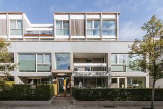 <p>Sommige appartementen voelen vanaf het eerste moment gewoon goed aan. Dit hoekappartement in Boechout is er zo eentje. Dankzij de vele ramen valt het daglicht royaal binnen en het terras dat volledig rondom het appartement loopt, zorgt voor een bijzonder gevoel van vrijheid. Een rustig ontbijt in de ochtendzon, een koffie in de namiddag of een gezellige zomeravond met vrienden: buitenleven krijgt hier alle ruimte.</p><p><br /></p><p>Binnen wacht een aangename leefruimte met open keuken, een badkamer en twee volwaardige slaapkamers. De combinatie van licht, een praktische indeling en de uitzonderlijke buitenruimte maakt dit tot een plek waar je je snel thuis voelt.</p><p><br /></p><p>Gelegen in het hart van Boechout woon je hier op wandelafstand van de winkelstraat, supermarkten, gezellige horeca en het treinstation. Ook bus- en tramverbindingen bevinden zich vlakbij, waardoor zowel Antwerpen als de omliggende gemeenten vlot bereikbaar zijn. Ondanks deze centrale ligging geniet je hier van een verrassende rust, verscholen in een verzorgde residentie waar je elke dag comfortabel thuiskomt.</p><p><br /></p><p><strong>Extra troeven:</strong></p><ul><li>Gunstige EPC</li><li>Fijne woonwijk</li><li>Interessante investering</li><li>Openbaar vervoer vlakbij</li><li>Ondergrondse autostaanplaats</li><li>Dubbele kelderberging</li></ul>