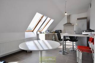 Contacteer Céline voor een afspraak, gsm 0472 35 92 86.<br />Dit lichtrijk appartement met zuid gericht balkon bestaat uit een inkomhal, toilet, leefruimte met open geïnstalleerde keuken, nachthall, badkamer en 2 slaapkamers. Balkon met mooi uitzicht!<br />Kelderberging inbegrepen.<br />Mogelijkheid tot bijhuren parkeerplaats: 30 euro/maand.<br />Gemeenschappelijke kosten: 35,2euro/maand.<br />Vrij vanaf 1 juli 2026. Interesse? Contacteer Immo Roman gsm 0472 35 92 86.
