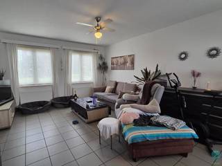 <p><span><strong>Ruime woning met drie slaapkamers en garage.<br /></strong></span><br /><span><strong>Een bezoek aanvragen kan eenvoudig via onze website: www.immodrie.be. Zoek het pand terug onder 'Te Huur' en selecteer vervolgens op de pagina de optie 'Bezoek inplannen'. <span>Omwille van de grote reeks aanvragen, worden verzoeken via Immoscoop of andere portaalsites niet verwerkt.<br /></span></strong></span><br />Bij het betreden van deze verzorgde woning komt u terecht in de inkomhal, die niet alleen toegang biedt tot het gastentoilet en de trap naar de eerste verdieping, maar u eveneens leidt naar de ruime en open leefruimte. Deze leefruimte biedt voldoende plaats voor het creëren van zowel een gezellige zithoek als een ruime eetkamer. Aansluitend bevindt zich de volledig uitgeruste open keuken, voorzien van alle hedendaags comfort en voldoende kastruimte. Vanuit de keuken/eetkamer bereikt u de achterinkom van de woning, die toegang geeft tot een praktische en ruime berging met aansluiting voor wasmachine en droogkast.</p>
<p>Buiten geniet u van een ruime, noordwest georiënteerde tuin. Achteraan het perceel bevindt zich bovendien een grote garage, ideaal voor het stallen van een wagen, fietsen of het creëren van extra opslagruimte.</p>
<p>Op de eerste verdieping bevinden zich drie volwaardige slaapkamers, De badkamer is uitgerust met een ligbad, douche en enkele lavabo. Daarnaast is er op deze verdieping een apart toilet aanwezig.</p>