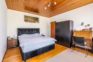 <p>Te koop: appartement in het centrum van Vilvoorde met terras en garage.</p><p><br /></p><p>Dit appartement combineert een centrale ligging met een praktische indeling en een gunstig EPC B-label. Gelegen aan de Hendrik I lei in Vilvoorde geniet u van een vlotte bereikbaarheid, nabij scholen, openbaar vervoer, invalswegen en het ziekenhuis. De lichtrijke woonkamer sluit aan op het terras, wat zorgt voor extra wooncomfort. Daarnaast beschikt het appartement over een private garage, een belangrijke troef in het centrum. Een interessante opportuniteit voor wie een appartement wil kopen in Vilvoorde.</p><p><br /></p><p>Belangrijkste ruimtes:<br />• Woonkamer (24,6 m²) met aangename lichtinval en toegang tot het terras<br />• Keuken (4,8 m²) met praktische indeling<br />• Slaapkamer (15,4 m²) met voldoende ruimte voor een dubbel bed en kastruimte<br />• Badkamer (4,3 m²)<br />• Berging (6,8 m²) voor extra opslagruimte<br />• Terras (10,2 m²) waar u rustig kan genieten van de buitenruimte</p><p><br /></p><p>Troeven:<br />• EPC B voor een energiezuiniger wooncomfort<br />• Centrale ligging in het centrum van Vilvoorde<br />• Private garage inbegrepen</p><p><br /></p><p>Neem vandaag nog contact op met je ERA-makelaar voor een bezoek.</p><p><br /></p><p>JOUW DROOMAPPARTEMENT. ZO GEVONDEN!</p>