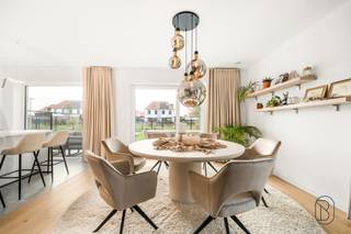 Ontdek wonen op z’n best in Sint-Elooistraat, Anzegem: 4 halfopen nieuwbouwwoningen die comfort, energiezuinigheid en hedendaagse architectuur perfect combineren.

Elke woning is ontworpen met een doordachte indeling en uitgerust met de nieuwste technieken voor maximaal wooncomfort en lage energiekosten. De leefruimte voelt ruim en licht aan en sluit mooi aan op een moderne woonbeleving—ideaal voor gezellige momenten met familie en vrienden.

Op de verdieping bevinden zich 3 volwaardige slaapkamers en een stijlvolle badkamer waar je helemaal tot rust komt. Extra troef: een zolderruimte bereikbaar via een vaste trap. Perfect als hobbyruimte, bureau, extra bergruimte of om later verder af te werken volgens jouw plannen.

Troeven op een rij:
- Energiezuinig wonen dankzij moderne technieken
- 3 slaapkamers en een comfortabele badkamer
- Zolder via vaste trap: extra ruimte met mogelijkheden

Meer informatie of een bezoek? Contacteer emiel@immobeguin.be