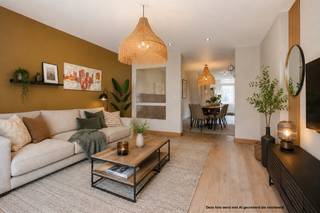 <p>Kom en ontdek deze toffe stadswoning met 3 SLAAPKAMERS en zonnige TERRAS op een TOPLOCATIE in hartje centrum. Tot. grondopp.: 75m<sup>2</sup>. Deze tiptop onderhouden woning omvat: glvl: inkomhal, open keuken (voorzien van: composiet werkblad, vaatwas, oven, steamer, ijskast, diepvries, inductiekookplaat, dampkap...), charmante eetplaats, lichtovergoten leefruimte (lichtkoepel) met rechtstreekse toegang via groot raam tot het terras, badkamer (inloopdouche, toilet en lavabomeubel). 1°V: nachthall, 2 ruime slaapkamers en afz. toilet. 2°V: slaapkamer 3 (mogelijkheid tot creëren extra slaapkamer of badkamer). Bergzolder. Zalig genieten van rust en privacy op het moderne stadsterras (met handige berging). Extra's: CV op aardgas, dubbel glas, parket, parlofoon, deels rolluiken, kelderberging. Enkel jouw meubels ontbreken nog!</p>