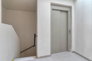 Dit moderne en kleinschalige gebouw vinden we terug in het centrum van Lichtaart met een vlotte verbinding naar omliggende gemeenten. Het gebouw bestaat uit drie standingvolle appartementen en is uitgerust met een lift en de meeste energiezuinige technieken (vloerverwarming, warmtepomp, ventilatie D, zonnepanelen).<br />Het duplex-dakappartement is zeer ruim en vinden we terug op de tweede en derde verdieping. Het appartement beschikt over 2 grote slaapkamers, een badkamer met zowel douche als ligbad, apart toilet, praktische wasplaats en een grote open leefruimte met een stijlvolle, volledig uitgeruste keuken met eiland. <br />Via de schuifdeur kan men het terras bereiken. Bij het appartement hoort ook een carport.<br />De appartementen zijn ook reeds volledig opgeschilderd.<br /><br />Maandelijke gemeenschappelijke kosten: € 50