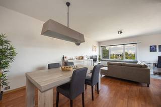 Dit halfopen appartement is gelegen in Hoevenen, in een kleinschalig gebouw met slechts drie appartementen. Via de inkomhal komen we terecht in de gezellige woonkamer met aansluitend de nieuwe keuken, voorzien van een koelkast, inductiekookplaat, dampkap en spoelbak. Verder beschikt het appartement over twee ruime slaapkamers, waarvan één met toegang tot het terras. De badkamer is uitgerust met een douche en lavabo, en er is een apart toilet aanwezig. De garagebox kan worden bij aangekocht voor € 20.000,00. <br />Bijkomende troeven zijn de nieuwe cv-ketel, het dak dat in orde is en de nieuwe keuken, die nog verder afgewerkt kan worden naar eigen smaak. Een ideale kans voor wie op zoek is naar een appartement met potentieel op een rustige locatie in Hoevenen. Wenst u meer info? Contacteer ons via 03 568 03 03 of lauren@vastgoed03.be