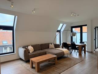 <u><strong>Serviceflat met gezellig terras in een moderne, luxueuze residentie met prachtig aangelegde binnentuin en alle voorzieningen bij de hand! </strong></u><br /><br /><u><strong>Deze serviceflat is onmiddellijk beschikbaar!<br />Huurprijs: € 37,15* per dag + € 25,48** per dag basisdiensten = € 62,63 per dag = € 1.878,90 per maand<br />Voorschot gas: € 1,00 per dag*** (u hoeft zelf géén gascontract af te sluiten!<br /><br />Kelderberging en autostaanplaats beschikbaar!</strong></u><br /><br />Heeft u nood aan wat extra zorg en wil u graag naar een serviceflat verhuizen, dan is residentie Ursulinenhof een goede keuze. <br /><br />Deze serviceflat ligt in blok G, op de tweede verdieping. De open leefruimte heeft een groot schuifraam met aansluitend het terras. Verder is er een berging, een slaapkamer met ensuite badkamer en beschik je in de kelder over een berging. Er is ook een mogelijkheid om een autostaanplaats te huren indien gewenst. Deze serviceflat kan indien gewenst gemeubeld worden verhuurd.<br /><br />Residentie Ursulinenhof is een luxueuze zorgresidentie: op een AAA-locatie, met een prachtige binnentuin, een brasserie waar zelfs niet-bewoners met veel plezier een hapje gaan eten, zorg van het hoogste niveau en bovendien een imposante architectuur, gebaseerd op het voormalige Ursulinenklooster dat eeuwenlang op de site bestond. U geniet er van de nodige zorgen en kan naar eigen behoefte opteren voor maaltijden (in de brasserie of in de rust van uw eigen penthouse), kinesitherapie, ergotherapie, kappersbehandelingen, pedicure, medische zorgen, ... <br />Het modern oproepsysteem is meer dan "druk op de knop voor hulp": bel rechtstreeks met één van de medewerkers voor al uw vragen, geef in het systeem aan wanneer u veilig thuis bent of erop uit trekt, kijk wie er aan de deur staat, ... Alle functies om het u makkelijk te maken, staan op één scherm. <br /><br />Spendeert u uw zilveren jaren in deze charmante serviceflat? Contacteer ons voor meer informatie of surf naar www.vdv-vanderveken.be/te-huur, kies voor dit appartement en vul de fiche in (in het gouden balkje op “Ik wil dit pand huren!” klikken).<br /><br /><em>*De prijs van de huurcomponent wordt jaarlijks geëvalueerd<br />**Basisdagprijs en huurcomponent onderhevig aan indexaties gebaseerd op overschrijding van de spilindex. Dit is volledig in beheer van Korian vzw. <br />*** De kosten voor het privatief gasverbruik worden jaarlijks afgerekend, waardoor u één keer per jaar te veel betaalde voorschotten kan recupereren of het verbruik dat niet kon worden gedekt met de voorschoten dient bij te betalen. </em>
