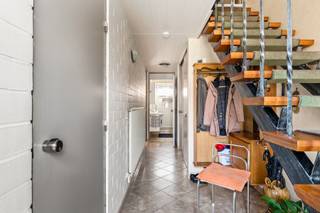 Deze praktisch ingedeelde woning biedt verrassend veel ruimte en is ideaal voor gezinnen of kandidaat-kopers die op zoek zijn naar een woning met potentieel op een gunstige locatie. Dankzij de inpandige garage, zonnige tuin en drie slaapkamers beschikt deze woning over alle troeven voor comfortabel wonen.<br /><br />Indeling: Gelijkvloers: Via de inkomhal met ingemaakte kast betreedt u de woning. Op deze verdieping bevindt zich een eerste slaapkamer en een badkamer uitgerust met lavabomeubel, douche en toilet. Verder beschikt de woning over een inpandige garage met sectionale poort, uitgietbak en aansluiting voor wasmachine. Achteraan bevindt zich de veranda, die een aangename verbinding vormt tussen de woning en de zonnige tuin.<br /><br />Eerste verdieping: De eerste verdieping omvat een apart toilet, een ruime woon- en eetkamer op parketvloer en een keuken voorzien van dubbele spoeltafel, keramische kookplaat, dampkap en oven. Daarnaast bevindt zich op deze verdieping een tweede slaapkamer.<br /><br />Tweede verdieping: Via de nachthal bereikt u de derde slaapkamer, die aan beide zijden beschikt over handige zolderruimtes. Verder is er nog een aparte berging/zolderkamer aanwezig.<br /><br />Troeven: 3 slaapkamers - Inpandige garage met sectionale poort - Zonnige tuin met veranda - EPC B<br /><br />Bent u op zoek naar een woning met ruimte, een tuin en garage op een goede locatie? Dan is deze woning zeker een bezoek waard.
