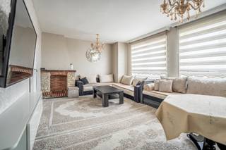 Ontdek dit gezellige tweeslaapkamerappartement op een strategische ligging, nabij alle faciliteiten en belangrijke invalswegen.
Het appartement bevindt zich op de derde verdieping van een kleinschalige mede-eigendom zonder lift. Bij het betreden van het appartement komt u terecht in de inkomhal met apart toilet. Verder beschikt het over een ruime en lichtrijke woonkamer, een aparte keuken met aansluitende wasplaats/berging, twee slaapkamers en een badkamer.
Momenteel is het appartement verhuurd.
Ideaal als investering of als eerste woning!