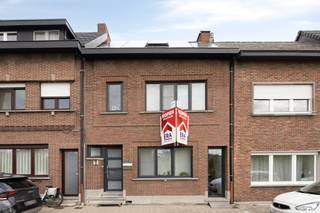 [[ DIT PAND NEEMT DEEL AAN DE ERA OPEN HUIZEN DAG OP 6/12 VAN 13:00 TOT 14:00 ]] 
<p><u><strong>Willebroek: Instapklare gezinswoning met 3 slaapkamers, tuin en zonnepanelen</strong></u></p>

<p>In de rustige Vaartstraat in Willebroek vinden we deze charmante en energiezuinige woning, ideaal voor gezinnen die op zoek zijn naar comfortabel wonen met een groene toets. De woning beschikt over drie volwaardige slaapkamers en een aangename, onderhoudsvriendelijke tuin. Dankzij de zonnepanelen geniet je bovendien van een lagere energiefactuur en een duurzaam wooncomfort. Op het gelijkvloers bevindt zich een lichtrijke leefruimte met aansluitend een volledig uitgeruste keuken. De ligging is uitstekend: op wandelafstand van winkels, scholen en openbaar vervoer, met een vlotte verbinding richting A12 en omliggende gemeenten zoals Boom, Mechelen en Puurs.</p>
<strong><u>Indeling</u></strong><br />Kelderverdieping: Praktische stockagekelder<br />Gelijkvloers: Inkomhal - leefruimte - eetruimte - keuken - berging - toilet - tuin<br />1ste verdieping: Badkamer - 2 slaapkamers<br />2de verdieping: Slaapkamer<br /><br /><strong><u>Troeven</u></strong>

<ul><li>Instapklaar</li><li>Vlakbij invalswegen</li><li>Aangename tuin met terras</li></ul>