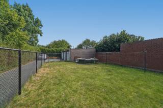 Bent u op zoek naar een appartement waar u ook kunt genieten van een eigen buitenruimte? Dan is dit gelijkvloers appartement in Oudenburg zeker een bezoek waard. De gezellige privétuin vormt een absolute meerwaarde en biedt de ideale plek om in alle rust te ontspannen, te tuinieren of gezellig buiten te genieten met familie en vrienden.<br /><br />Binnen beschikt het appartement over een lichtrijke woonkamer met een praktische indeling en aansluitend een functionele keuken die uitgerust is met de nodige toestellen. Dankzij de drie volwaardige slaapkamers biedt deze eigendom bovendien voldoende ruimte voor een gezin, een thuisbureau of hobbyruimte. De badkamer is voorzien van een ligbad en lavabo, terwijl een apart gastentoilet en een handige berging met aansluitingen voor wasmachine en droogkast het wooncomfort verder verhogen.<br /><br />Het appartement is uitgerust met houten ramen met dubbele beglazing en elektrische accumulatieverwarming. Daarnaast is er de mogelijkheid om één of twee garages achteraan het gebouw aan te kopen.<br /><br />Ook voor investeerders biedt deze eigendom interessante perspectieven. Het appartement is momenteel verhuurd voor € 700 per maand, inclusief garage, waardoor u meteen kunt genieten van een bestaande huuropbrengst.<br /><br />De combinatie van een praktische indeling, drie slaapkamers en vooral de aangename privétuin maakt van dit appartement een unieke opportuniteit voor wie comfortabel gelijkvloers wil wonen met alle voordelen van een eigen buitenruimte.<br /><br />Interesse? Contacteer ons en plan uw bezoek in!