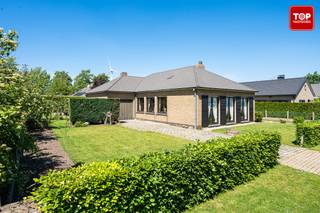 Deze goed onderhouden doch op te frissen woning is gelegen in een rustige en kindvriendelijke woonwijk.<br />De woning zich op slechts een steenworp van alle nodige voorzieningen zoals scholen, winkels en openbaar vervoer. Dankzij de nabijheid van de R4 geniet u van een uitstekende verbinding van en naar Gent en omliggende gemeenten.<br /><br />De woning beschikt over een lichtrijke leefruimte met eetplaats, die aansluit op de keuken met voldoende ruimte voor alle nodige toestellen. Verder zijn er drie ruime slaapkamers aanwezig, evenals een badkamer uitgerust met een bad, lavabo en toilet.<br /><br />Daarnaast biedt de inpandige garage niet alleen plaats voor een wagen, maar ook extra opbergruimte. Hier bevinden zich eveneens de aansluitingen voor een wasmachine en droogkast.<br /><br />Met enkele beperkte aanpassingen is het mogelijk om een gunstiger EPC-label te verkrijgen.<br /><br />Buiten geniet u van een aangename tuin van circa 500 m², omgeven door veel groen en voorzien van een praktisch tuinhuis. Dankzij de rustige en groene omgeving is dit de ideale plek om te ontspannen en volop van het buitenleven te genieten.<br /><br />Beschikbaar bij akte!<br /><br />Contacteer Top Vastgoed voor een bezoek op 0475 700 700.