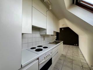 <p><span>Dit 1 slaapkamer appartement van 56 m² in Dendermonde bevindt zich in een verzorgd woningcomplex op een boogscheut van de binnenstad.</span></p><p><span>De open woonkamer is licht dankzij grote raampartijen en is er directe toegang tot het balkon.</span></p><p><span>Het appartement beschikt over 1 slaapkamer. De badkamer is voorzien van een ligbad, wastafel en toilet.</span></p><p><span>De compacte keuken is praktisch ingericht met alle basisvoorzieningen, waaronder een kookvuur, dampkap, oven en koelkast.</span></p><p><span> </span></p><p><span>Dit appartement in Dendermonde is perfect voor wie op zoek is naar een onderhoudsvriendelijke studio.</span></p><p><span> </span></p><p><span>Interesse? Neem contact op via mail of bel naar 052/50 50 00</span></p><p><span> </span></p><p><span> </span></p>