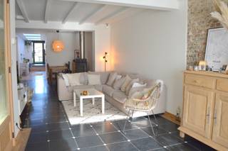 Deze verzorgde gezinswoning ligt op een boogscheut van het centrum van Heule, winkels en school, alsook belangrijke invalswegen.Op het gelijkvloers...