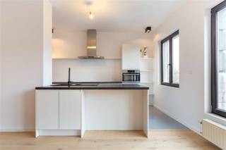 <p><span>Dit </span><span>recent gerenoveerde</span><span> appartement is rustig gelegen en biedt een vlotte verbinding naar zowel het stadscentrum als buiten Antwerpen. Het </span><span>Rivierenhof</span><span> ligt letterlijk om de hoek en ook winkels, scholen en verschillende tram- en busverbindingen bevinden zich op wandelafstand. Met de wagen bereik je vlot de E19, E313 en A12.</span></p><p><span> </span></p><p><span>Het appartement bevindt zich op de tweede en bovenste verdieping van een </span><span>kleinschalig gebouw</span><span>. De open keuken sluit mooi aan op de ruime en lichtrijke woonkamer. Verder beschikt het appartement over </span><span>twee slaapkamers</span><span> en een </span><span>zuidgericht balkon</span><span>.</span></p><p><span> </span></p><p><span>Indeling</span></p><p><span>- gelegen op de tweede en bovenste verdieping</span></p><p><span>- inkomhal</span></p><p><span>- ruime en lichtrijke woonkamer</span></p><p><span>- open, geïnstalleerde keuken</span></p><p><span>- slaapkamer 1</span></p><p><span>- slaapkamer 2</span></p><p><span>- zuidgericht balkon</span></p><p><span>- vernieuwde badkamer met inloopdouche en lavabo</span></p><p><span>- apart toilet</span></p><p><span> </span></p><p><span>Algemeen gebouw</span></p><p><span>- kleinschalig gebouw</span></p><p><span>- lage gemeenschappelijke kosten</span></p><p><span>- aparte meters</span></p><p><span> </span></p><p><span>Troeven</span></p><p><span>- recent gerenoveerd</span></p><p><span>- tweede en bovenste verdieping</span></p><p><span>- twee slaapkamers</span></p><p><span>- veel natuurlijke lichtinval</span></p><p><span>- open keuken</span></p><p><span>- zuidgericht balkon</span></p><p><span>- vlotte verbinding met Antwerpen en belangrijke invalswegen</span></p><p><span> </span></p><p><span>Ben jij geïnteresseerd in dit gerenoveerde appartement in Borgerhout, ben je op zoek naar ander vastgoed of wens je de waarde van jouw eigendom te kennen? Dan ben je bij BOLT immo aan het juiste adres! Wij helpen jou graag verder.</span></p>