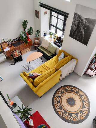 IndelingDe studio op de 4e verdieping omvat: ruime woonkamer met strakke gietvloer en toegang naar zonnig terras, open en ingerichte...