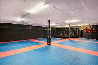 Bent u op zoek naar een interessante investering met onmiddellijk rendement?Dit ruime, gelijkvloerse handelspand van maar liefst 375 m² biedt een...