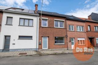 AALST - Deze compleet gerenoveerde woning ( renovatie 2025) is de ideale starterswoning voor jonge koppels die liever een huis verkiezen boven een appartement.<br />Het huis is centraal gelegen op wandelafstand van het centrum van de stad, station, winkels en openbaar vervoer. Ook de campus A-Zorg (vroegere OLV ziekenhuis), is in de nabijheid.<br /><br />We kunnen de volgende onderverdeling terugvinden: op de benedenverdieping is er de ruime inkomhal met apart gastentoilet en berging onder de trap, toegang tot de lichtrijke leefruimte met aansluitend de open keuken ( volledig ingericht met kwaliteitsvolle inbouwtoestellen) en een groot raam met zicht op het aangename stadstuintje.<br />Op de eerste verdieping kunnen we 2 ruime slaapkamers terugvinden, grote badkamer met inloopdouche en 2de toilet, en een ruimte voor bureau of dressing. Via een vaste trap komen we in een ruimte van 35m², die kan dienst doen als 3de slaapkamer met ensuite badkamer, of grote hobbyruimte. Energetisch is ook alles in orde, EPC (B - 168), conforme elektriciteit en asbestveilig!!<br />De eerste grondlaag van de schilderwerken is ook reeds gebeurd, u dient enkel nog maar een extra kleurtje te kiezen.<br /><br />Bent u op zoek naar een volledig instapklare woning, gerenoveerd tot in de puntjes op een goede locatie in Aalst? Aarzel dan niet en neem contact op met ons kantoor via 053/60.65.60<br />De vermelde prijs is een richtprijs. Na ontvangst van de biedingen beslist de verkoper vrij om al dan niet over te gaan tot verkoop en aan welk bod. De richtprijs is niet bindend.