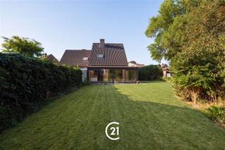 <p>Habitat semi-détaché dans un quartier résidentiel calme à Drongen.</p><p>C'est dans le quartier paisible de Varendrieskouter que se trouve cette agréable maison semi-ouverte.</p><p>La maison dispose d’un espace de vie lumineux qui s’ouvre agréablement sur la cuisine et la véranda. À côté de la cuisine se trouve un débarras pratique donnant accès à la cave. Depuis la véranda, vous profitez d’une vue agréable et d’un accès facile au jardin avec terrasse, idéal pour profiter du plein air.</p><p>Cette propriété comprend quatre chambres à coucher spacieuses et une salle de bains équipée à la fois d’une baignoire et d’une douche.</p><p>Outre le garage spacieux, vous disposez également d’une allée privée.</p><p>En résumé : une maison familiale spacieuse située dans un endroit calme, avec quatre chambres et un agréable espace extérieur.<br />Cette maison vous intéresse ? N’hésitez pas à nous contacter pour organiser une visite. À bientôt !</p>